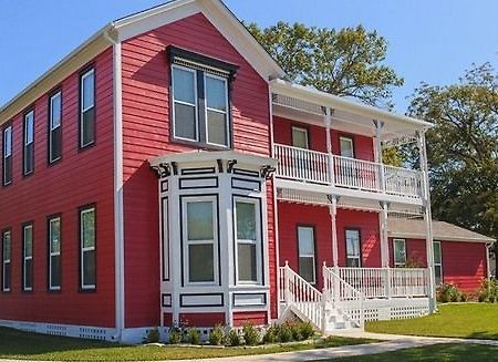 Red Velvet Inn Navasota Exterior photo