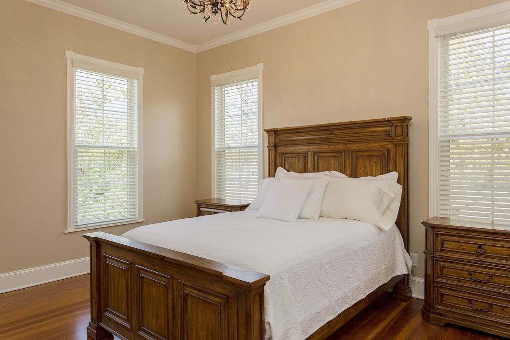 Red Velvet Inn Navasota Room photo