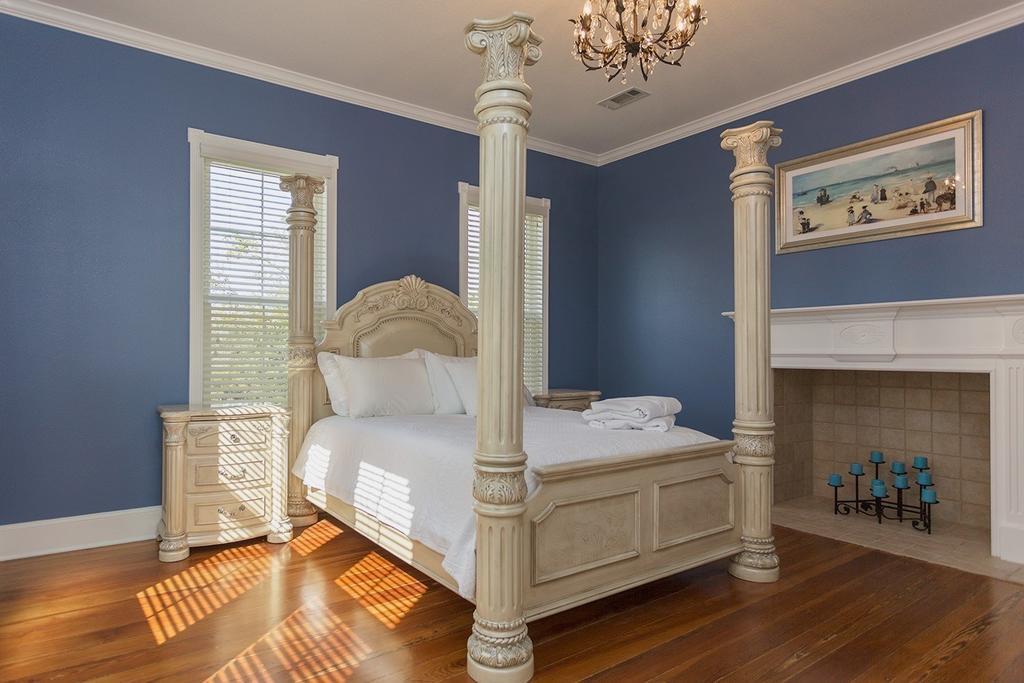 Red Velvet Inn Navasota Room photo