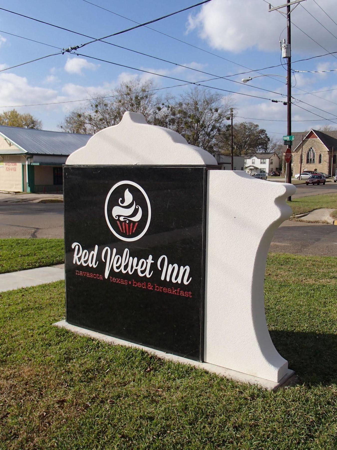 Red Velvet Inn Navasota Exterior photo